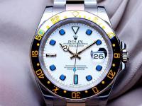 梅花手表表帶斷裂或磨損。