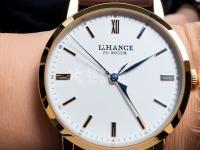 摩凡陀手表玻璃鏡面損壞。