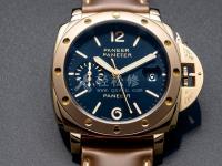 艾米龍手表顯示屏偏色。